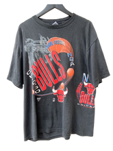 Load image into Gallery viewer, VINTAGE CHICAGO BULLS &#39;FINAL ASSAULT&#39; SS TEE - XL