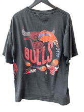 Load image into Gallery viewer, VINTAGE CHICAGO BULLS &#39;FINAL ASSAULT&#39; SS TEE - XL