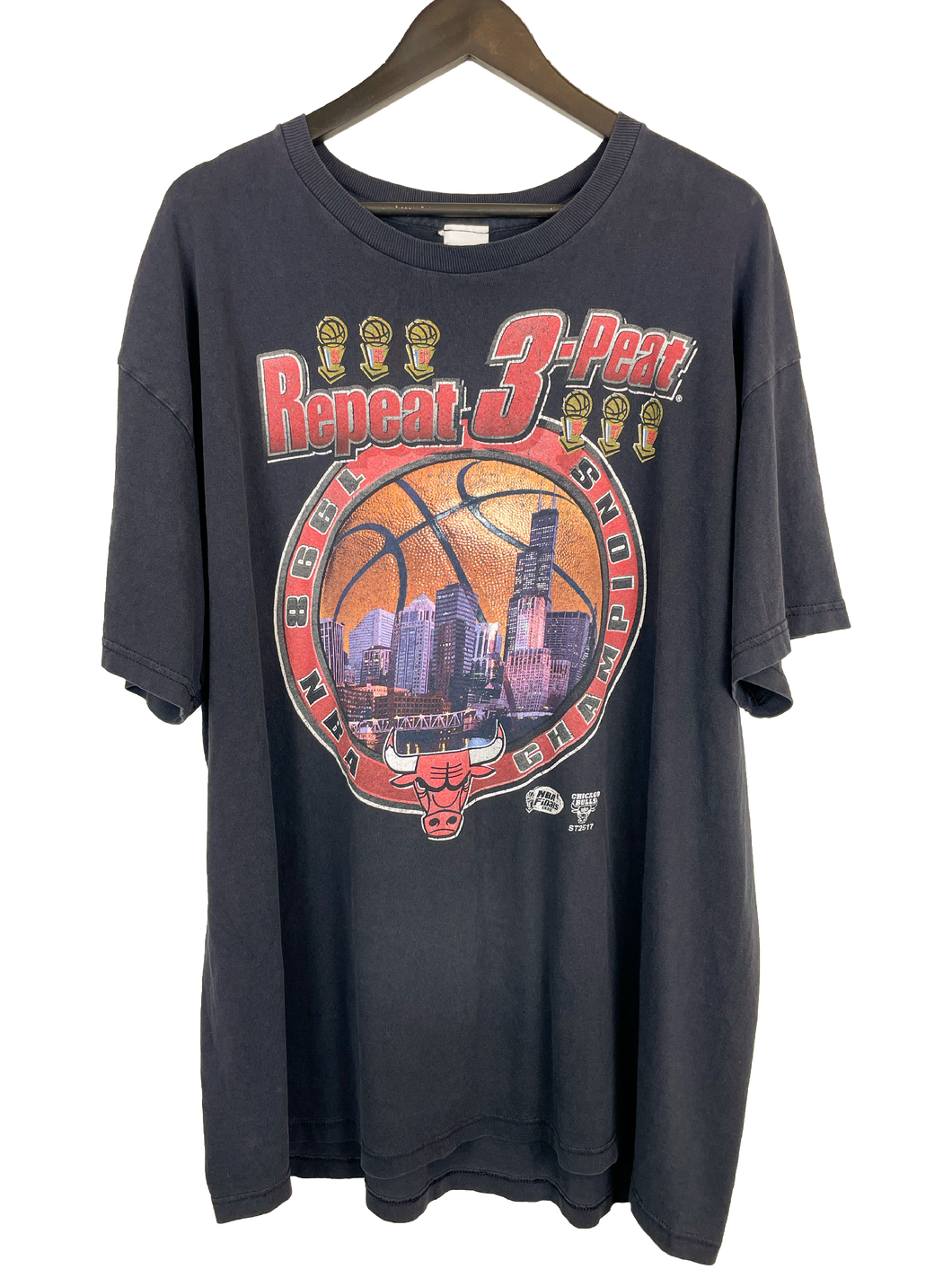 VINTAGE BULLS REPEAT THREE-PEAT STARTER TEE - XL