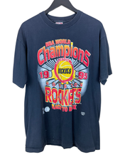 Load image into Gallery viewer, 1995 HOUSTON ROCKET NBA CHAMPS &#39;SS&#39; TEE - XL